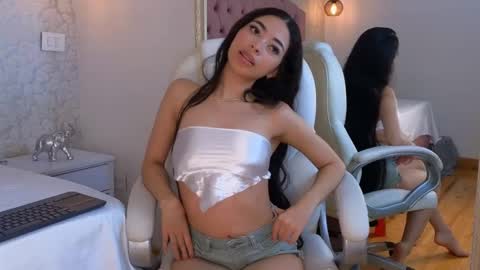 Snapshot of viiolet_whitee chatting on December 2025 08:47:02 PM Violet online show from December 2025 08:47:02 PM