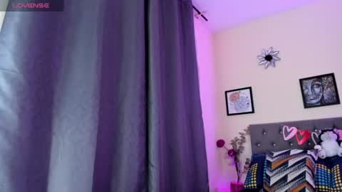 Snapshot of viioleta_cam chatting on July 2026 03:21:01 AM Violet online show from July 2026 03:21:01 AM