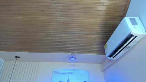 Viiolett online show from February 2025 07:35:02 PM