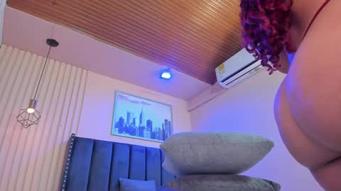 Viiolett online show from December 2025 07:43:02 PM