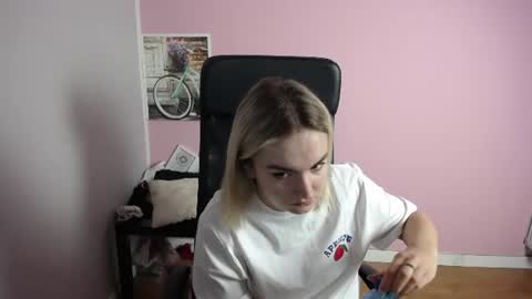 Snapshot of viktoria_lovely chatting on July 2026 07:00:01 AM viktoria_lovely online show from July 2026 07:00:01 AM