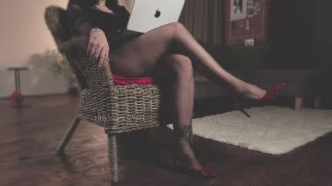 Snapshot of vinylstore chatting on January 2025 02:21:01 PM Diva Silvia online show from January 2025 02:21:01 PM