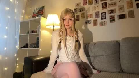 Snapshot of viola_blonde chatting on October 2025 01:20:02 PM viola_blonde online show from October 2025 01:20:02 PM