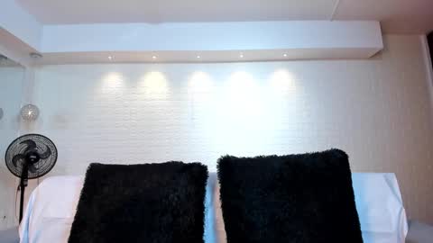 Snapshot of violeet_scott chatting on September 2025 10:51:01 AM Violett Everyday From 0530 to 1430 Col Time online show from September 2025 10:51:01 AM