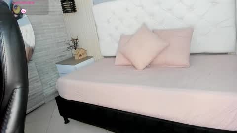 Snapshot of violet___fox chatting on November 2025 04:00:02 AM Violet online show from November 2025 04:00:02 AM