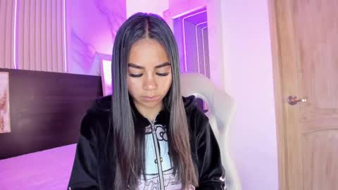 Snapshot of violet_spencer chatting on February 2025 11:32:01 PM Violeta online show from February 2025 11:32:01 PM