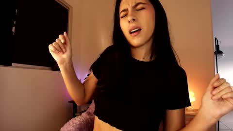 Violetta....Follow me in Twitter... online show from October 2025 10:49:02 AM