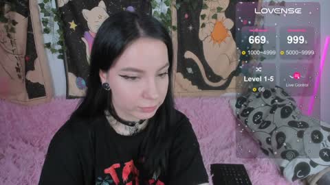 Snapshot of vivi__squirrel chatting on December 2024 12:27:01 PM Vivi online show from December 2024 12:27:01 PM