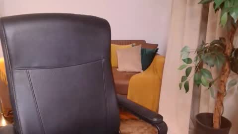 Vivienne online show from November 2025 04:45:02 PM