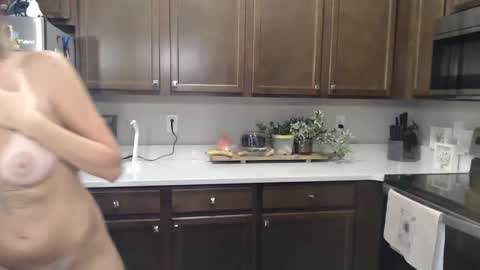 Snapshot of vixenliz chatting on October 2025 04:33:01 AM Liz online show from October 2025 04:33:01 AM