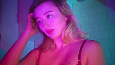 Snapshot of wendy_amber chatting on December 2024 06:28:01 PM Daisy online show from December 2024 06:28:01 PM