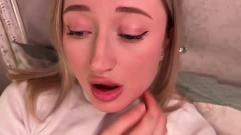 Snapshot of wendy_amber chatting on February 2025 06:04:01 PM Daisy online show from February 2025 06:04:01 PM