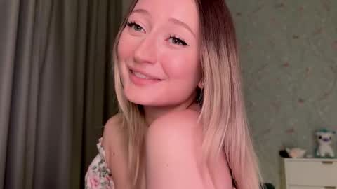 Snapshot of wendy_amber chatting on November 2025 05:13:01 PM Daisy online show from November 2025 05:13:01 PM