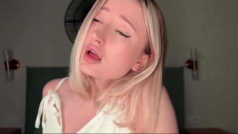 Snapshot of wendy_amber chatting on February 2026 05:03:02 PM Daisy online show from February 2026 05:03:02 PM