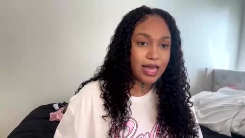 Snapshot of wetcreamerr chatting on October 2025 06:37:01 PM SheSquirts online show from October 2025 06:37:01 PM