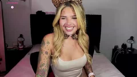 Snapshot of whites_emma chatting on October 2025 02:47:02 AM EMMA online show from October 2025 02:47:02 AM