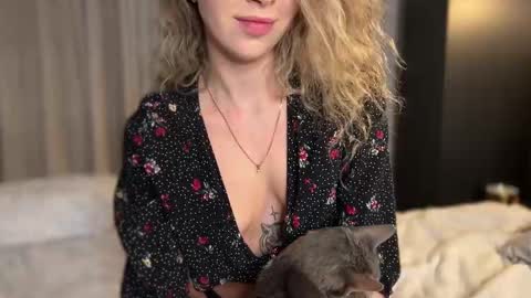 Snapshot of why_____not chatting on February 2025 11:04:02 PM Alice online show from February 2025 11:04:02 PM