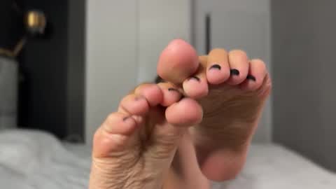 Snapshot of why_____not chatting on October 2025 04:27:02 PM Alice online show from October 2025 04:27:02 PM