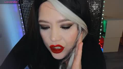 Laura  online show from April 2026 07:54:01 PM