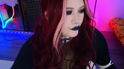 Snapshot of wickedxqueen chatting on June 2026 09:52:02 PM Laura online show from June 2026 09:52:02 PM