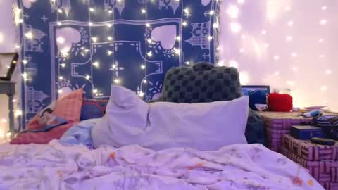 Snapshot of wingardiumleveveosa chatting on December 2024 02:12:01 AM Eevie online show from December 2024 02:12:01 AM