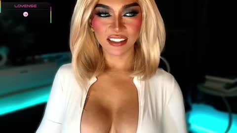 Snapshot of womanofyourdesire_ts chatting on November 2025 04:11:02 AM Julia online show from November 2025 04:11:02 AM