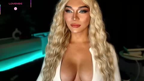 Snapshot of womanofyourdesire_ts chatting on November 2025 09:53:01 PM Julia online show from November 2025 09:53:01 PM