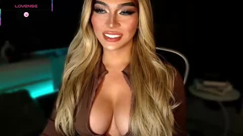 Snapshot of womanofyourdesire_ts chatting on November 2025 08:08:01 PM Julia online show from November 2025 08:08:01 PM