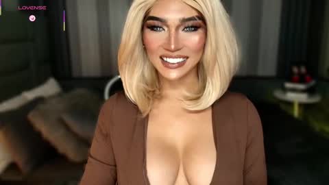 Snapshot of womanofyourdesire_ts chatting on November 2025 01:31:01 AM Julia online show from November 2025 01:31:01 AM