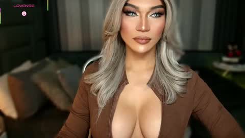 Snapshot of womanofyourdesire_ts chatting on December 2025 02:17:02 AM Julia online show from December 2025 02:17:02 AM