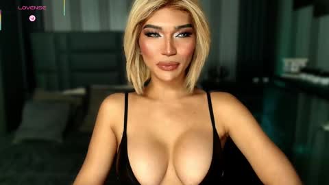 Snapshot of womanofyourdesire_ts chatting on December 2025 01:22:02 AM Julia online show from December 2025 01:22:02 AM