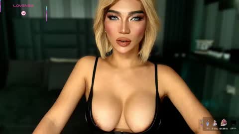 Snapshot of womanofyourdesire_ts chatting on December 2025 04:19:01 AM Julia online show from December 2025 04:19:01 AM