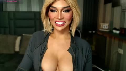 Snapshot of womanofyourdesire_ts chatting on December 2025 09:16:02 AM Julia online show from December 2025 09:16:02 AM