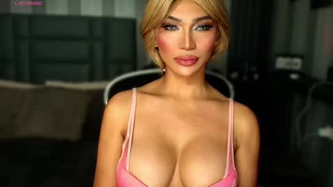 Snapshot of womanofyourdesire_ts chatting on January 2026 03:45:02 AM Julia online show from January 2026 03:45:02 AM