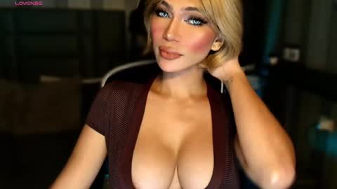 Snapshot of womanofyourdesire_ts chatting on January 2026 03:43:02 AM Julia online show from January 2026 03:43:02 AM