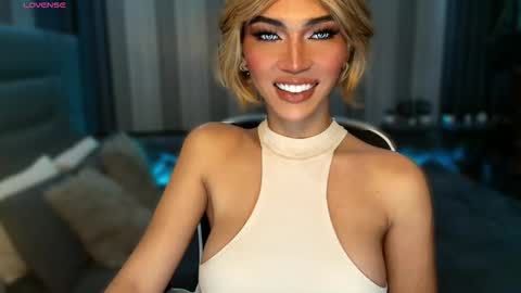 Snapshot of womanofyourdesire_ts chatting on February 2026 04:05:02 AM Julia online show from February 2026 04:05:02 AM