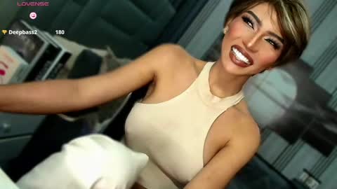Snapshot of womanofyourdesire_ts chatting on April 2026 11:37:02 PM Julia online show from April 2026 11:37:02 PM