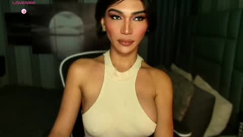 Snapshot of womanofyourdesire_ts chatting on April 2026 04:21:02 AM Julia online show from April 2026 04:21:02 AM