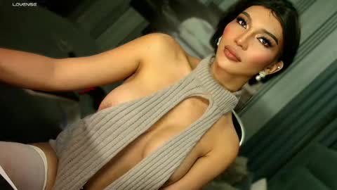 Snapshot of womanofyourdesire_ts chatting on May 2026 07:14:01 AM Julia online show from May 2026 07:14:01 AM