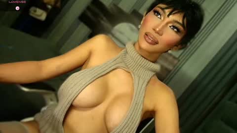 Snapshot of womanofyourdesire_ts chatting on June 2026 05:04:02 PM Julia online show from June 2026 05:04:02 PM