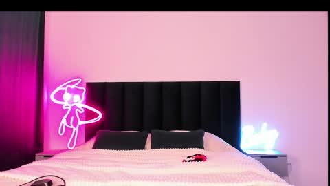 Snapshot of wowlovie666 chatting on February 2025 08:06:01 AM Emi online show from February 2025 08:06:01 AM