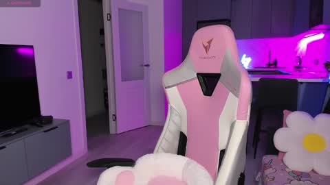 Snapshot of wowlovie666 chatting on December 2025 04:11:01 PM Emi online show from December 2025 04:11:01 PM