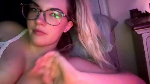 Snapshot of x_dreamgirl_x chatting on December 2024 03:43:01 AM Mariah online show from December 2024 03:43:01 AM