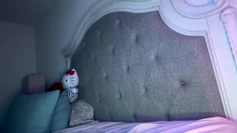 Snapshot of x_dreamgirl_x chatting on January 2025 06:52:01 AM Mariah online show from January 2025 06:52:01 AM