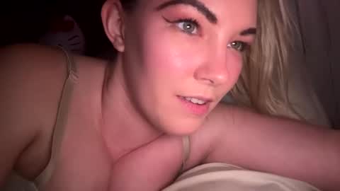 Snapshot of x_dreamgirl_x chatting on January 2025 06:38:01 AM Mariah online show from January 2025 06:38:01 AM