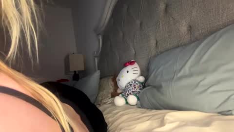 Snapshot of x_dreamgirl_x chatting on January 2025 10:51:01 PM Mariah online show from January 2025 10:51:01 PM