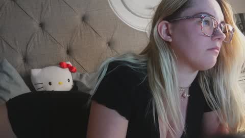 Snapshot of x_dreamgirl_x chatting on January 2025 05:51:01 AM Mariah online show from January 2025 05:51:01 AM