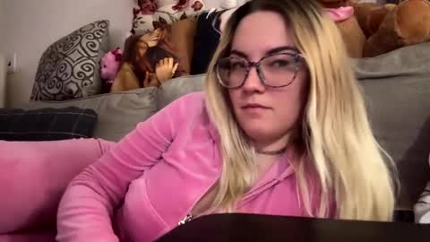 Snapshot of x_dreamgirl_x chatting on February 2025 01:09:01 AM Mariah online show from February 2025 01:09:01 AM