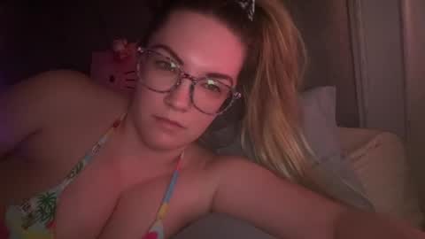 Snapshot of x_dreamgirl_x chatting on March 2025 08:41:02 AM Mariah online show from March 2025 08:41:02 AM