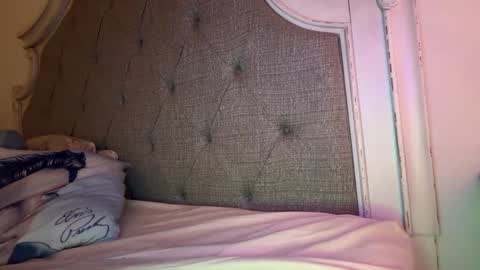 Snapshot of x_dreamgirl_x chatting on October 2025 11:58:01 PM Mariah online show from October 2025 11:58:01 PM